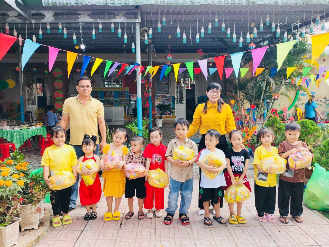 Hoạt động vui chơi ngày tết và nhận quà.