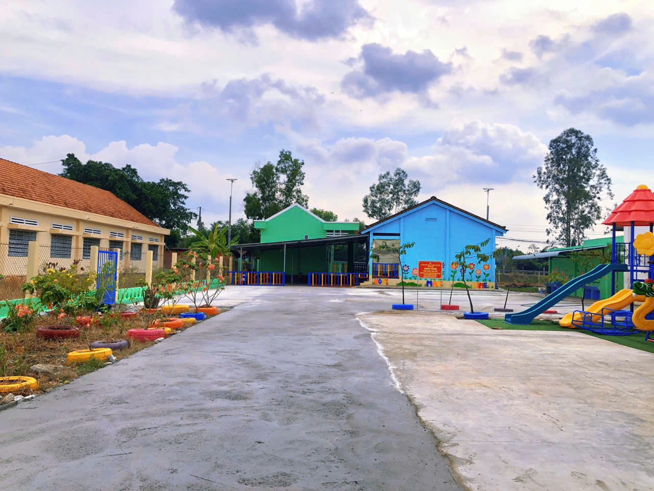 Công trình chào mừng Đại hội Đảng bộ Xã Đức Huệ " Sân chơi cho trẻ" điểm phụ Ấp Giồng Lớn do Mặt trận Tổ Quốc Việt Nam vận động.