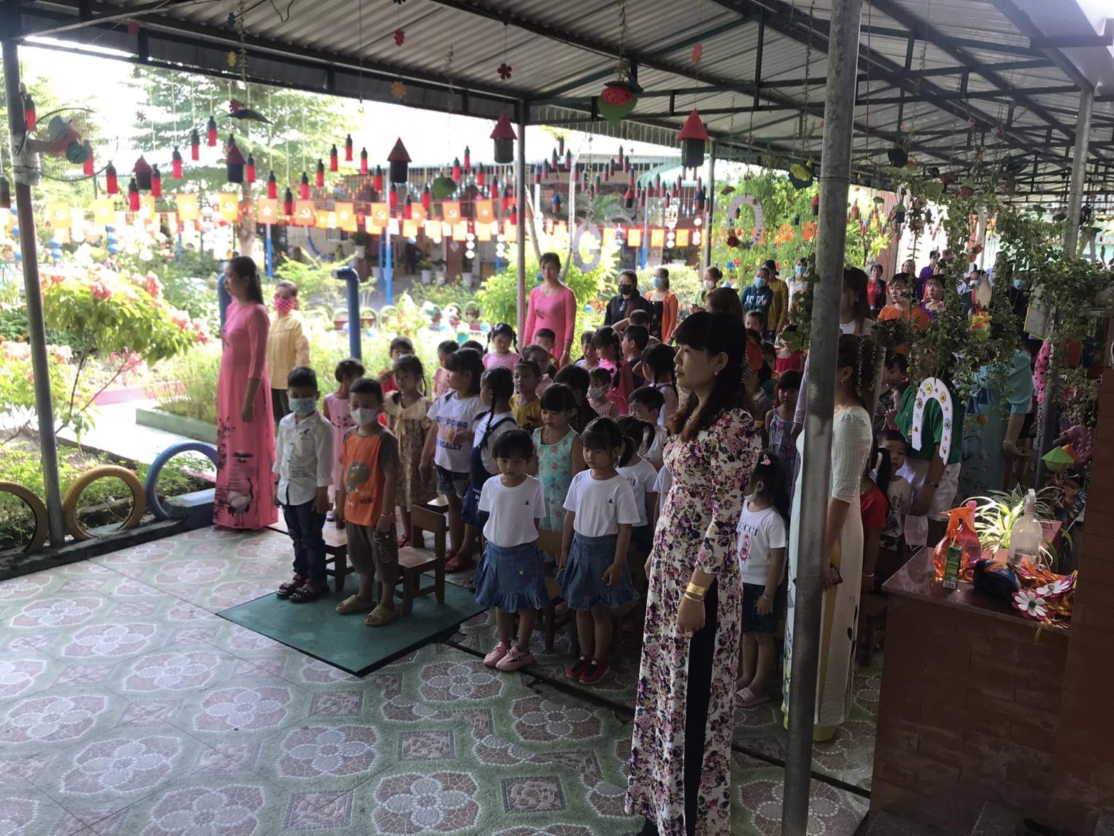 Trường mầm non Bình Thành duy trì thực hiện hoạt động cho trẻ chào cờ đầu tuần